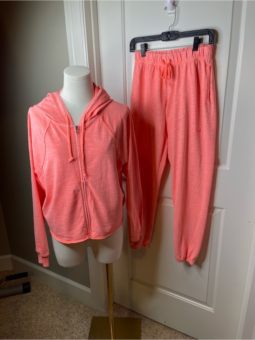 VS Pink summer lounge set in coral flash
Pink. Size S